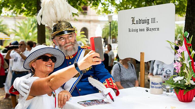 Volksnah geben sich die historischen Persönlichkeiten, hier König Ludwig III., beim Rakoczy-Fest.