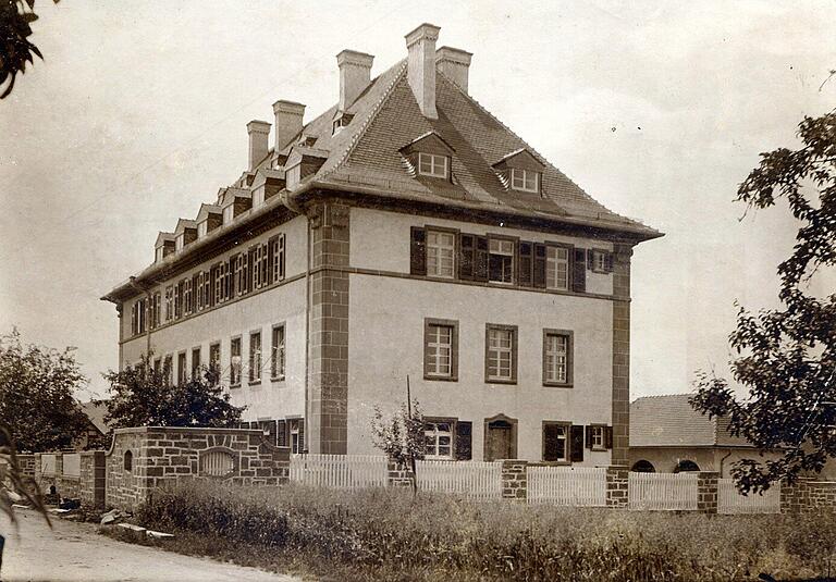 Das 1918 fertiggestellte Bezirksamtsgebäude, später Landratsamtsgebäude, heute Sitz der Verwaltungsgemeinschaft Marktheidenfeld Das 1918 fertiggestellte Bezirksamtsgebäude, später Landratsamtsgebäude, heute Sitz der Verwaltungsgemeinschaft Marktheidenfeld