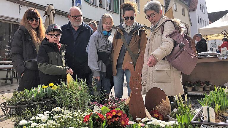 Mit Kind und Kegel waren viele Familien am Wochenende zum Volkacher Frühlingserwachen gekommen. Auf der Bummelmeile in der Altstadt gab es natürlich auch Osterhasen und Frühlingsboten zu bewundern.