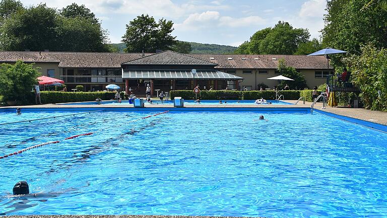 Auch in Fladungen könne sich Schwimmbadfans ins kühle Nass stürzen. Auch in Fladungen könne sich Schwimmbadfans ins kühle Nass stürzen.