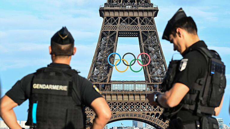 Festgenommener Bombenbauer plante Anschlag auf Baumarkt in Paris.jpeg       -  Am Eiffelturm leuchten schon die olympischen Ringe. Doch die Sorge um die Sicherheit der Spiele ist ebenso allgegenwärtig.