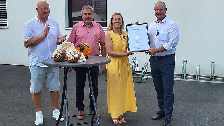 Ralf Kaiser (Birnbaum GmbH), Bürgermeister Lorenz Strifsky und Maria Birnbaum-Kaiser freuen sich über die Ehrenurkunde der IHK, die Udo Albert (Bereichsleiter Weiterbildung) überreichte. Ralf Kaiser (Birnbaum GmbH), Bürgermeister Lorenz Strifsky und Maria Birnbaum-Kaiser freuen sich über die Ehrenurkunde der IHK, die Udo Albert (Bereichsleiter Weiterbildung) überreichte.