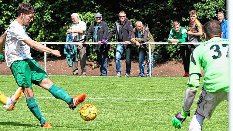 Drin ist er: Der Schweinfurter Neuzugang Nicolas Görtler (links) zieht ab und trifft zum 2:0.