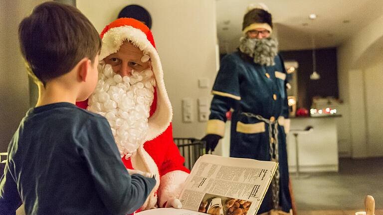 Hier ist ein Händedruck noch etwas wert. Wenn der Nikolaus, egal ob in Rot oder im Bischofsgewand, den Kindern tief in die Augen schaut, werden kleine Problemchen ganz schnell aus der Welt geschafft. Hier ist ein Händedruck noch etwas wert. Wenn der Nikolaus, egal ob in Rot oder im Bischofsgewand, den Kindern tief in die Augen schaut, werden kleine Problemchen ganz schnell aus der Welt geschafft.