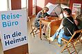 In Ihrem 'Reisebüro in die Heimat' beriet Mia Hochrein (links) Interessenten über Urlaubsziele mit Heimat-Charakter.       -  In Ihrem 'Reisebüro in die Heimat' beriet Mia Hochrein (links) Interessenten über Urlaubsziele mit Heimat-Charakter.