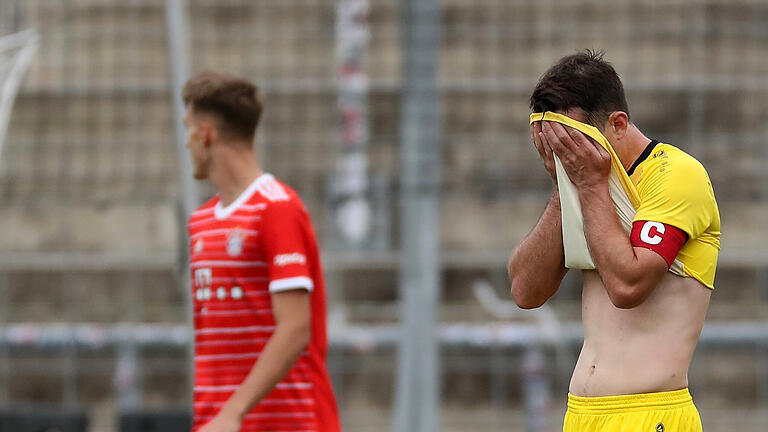 Frust pur: Würzburger-Kickers-Kapitän Peter Kurzweg ärgert sich über das 0:1 beim FC Bayern München II. Frust pur: Würzburger-Kickers-Kapitän Peter Kurzweg ärgert sich über das 0:1 beim FC Bayern München II.