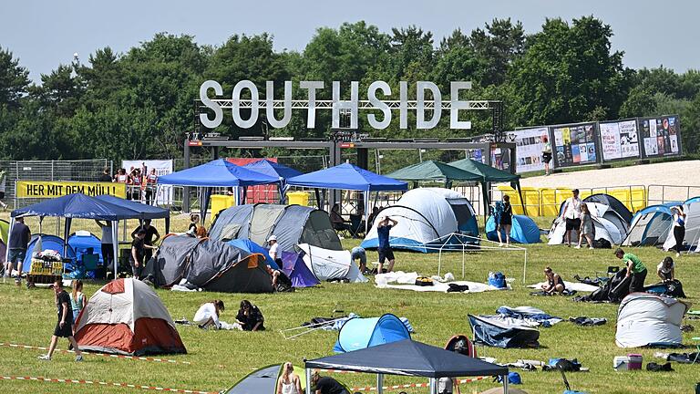 Vor dem Southside Festival.jpeg       -  Welche Gegenstände müssen Sie auf dem Southside 2023 unbedingt dabei haben? Was ist verboten? Hier finden Sie eine umfangreiche Packliste für das Festival in Neuhausen ob Eck.