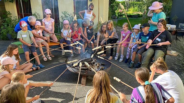 Stockbrot-Grillen am Lagerfeuer beim Kindertag des Obst- und Gartenbauvereins in Hausen.