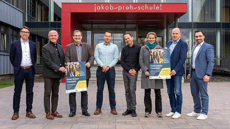 Für den Infotag 'Jugend & Beruf' werben (von links): Christian Dahl (Schulleiter FOS/BOS Bad Neustadt), Thomas Habermann (Landrat), Michael Wimmel (Schulleiter Jakob-Preh-Schule Bad Neustadt), Martin Eirich (Assistent der Schulleitung Jakob-Preh-Schule), Peter Schmidt (Stellvertretender Schulleiter der staatlichen Wirtschaftsschule Bad Neustadt), Dina Walter (Allianzmanagerin NES-Allianz), Georg Straub (Bürgermeister Hohenroth) und Michael Werner (Bürgermeister Bad Neustadt). Für den Infotag 'Jugend & Beruf' werben (von links): Christian Dahl (Schulleiter FOS/BOS Bad Neustadt), Thomas Habermann (Landrat), Michael Wimmel (Schulleiter Jakob-Preh-Schule Bad Neustadt), Martin Eirich (Assistent der Schulleitung Jakob-Preh-Schule), Peter Schmidt (Stellvertretender Schulleiter der staatlichen Wirtschaftsschule Bad Neustadt), Dina Walter (Allianzmanagerin NES-Allianz), Georg Straub (Bürgermeister Hohenroth) und Michael Werner (Bürgermeister Bad Neustadt).
