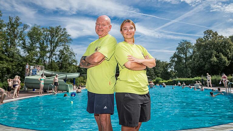 Die beiden Fachangestellten für Bäderbetriebe Siegfried Pregitzer und Hanna Hug bei der Arbeit im Freibad in Ochsenfurt.&nbsp;