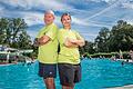 Die beiden Fachangestellten für Bäderbetriebe Siegfried Pregitzer und Hanna Hug bei der Arbeit im Freibad in Ochsenfurt.&nbsp;