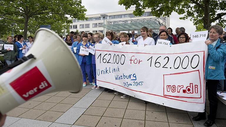 Mitarbeiter der Würzburger Uniklinik protestieren für mehr Personal       -  Mitarbeiter der Uniklinik Würzburg beteiligten sich am Mittwoch an einer bundesweiten Protestaktion der Gewerkschaft ver.di. Vor dem Zentrum Operative Medizin (ZOM) demonstrierten sie gegen den Personalmangel an Kliniken und Krankenhäusern. Nach Berechnungen von ver.di fehlen an deutschen Krankenhäusern 162 000 Stellen, 70 000 allein in der Pflege. Zwischen Main und Bodensee sollen 20 000 Krankenhausmitarbeiter fehlen, 9000 davon beim Pflegepersonal. Ziel von ver.di war es, die am Mittwoch in Bad Dürkheim tagenden Gesundheitsminister des Bundes und der Länder zu einer gesetzlichen Regelung der Personalausstattung zu drängen. Bei der Konferenz soll es unter anderem um die Fachkräftesicherung gehen.