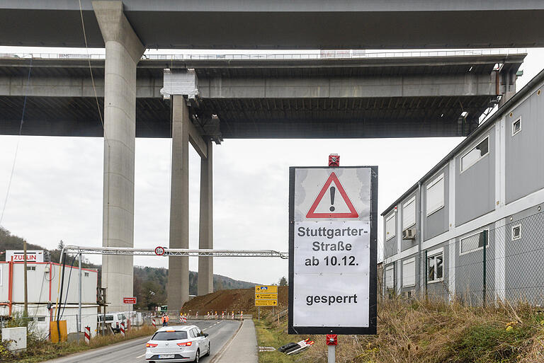 Schilder weisen im Vorfeld auf die Sperrung hin.