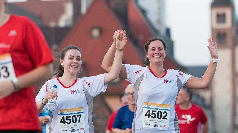 Firmenlauf       -  Rund 3000 Menschen nehmen am Mittwoch (26.06.19) bei schweißtreibenden Temperaturen über 30 Grad am Würzburger Firmenlauf teil. Unser Foto zeigt die Läufer auf der Alten Mainbrücke.  Wegen der extremen Hitze wurde der Beginn des Laufs über eine Stunde nach hinten verlegt. Angemeldet hatten sich ursprünglich 4700 Läufer – manch einer hatte wohl doch wegen der Hitze verzichtet.