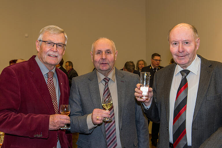 Ein Wiedersehen von alten Bekannten: der ehemalige Gerolzhöfer Bürgermeister, Kreisrat Hartmut Bräuer (von links), mit Walter Burger und dem legendären Ober-Ober-Weinfestdirektor Waldemar Sperling.