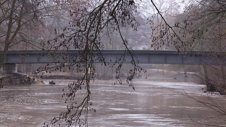 Im Bereich des Menzelsteges, nicht weit weg vom Saalemäander, ist ein neun Jahre alter Junge am Sonntag in die Hochwasser führende Saale gefallen. Foto: Benedikt Borst       -  Im Bereich des Menzelsteges, nicht weit weg vom Saalemäander, ist ein neun Jahre alter Junge am Sonntag in die Hochwasser führende Saale gefallen. Foto: Benedikt Borst