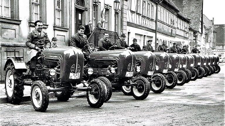 Schlepperparade vor dem alten Landratsamt in Haßfurt - Stolz präsentierte 1960 in Haßfurt der Landmaschinenhändler Geier die neuen, kräftigen Porsche-Diesel-Schlepper vor dem damaligen Landratsamt.