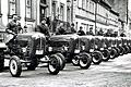 Schlepperparade vor dem alten Landratsamt in Haßfurt - Stolz präsentierte 1960 in Haßfurt der Landmaschinenhändler Geier die neuen, kräftigen Porsche-Diesel-Schlepper vor dem damaligen Landratsamt.