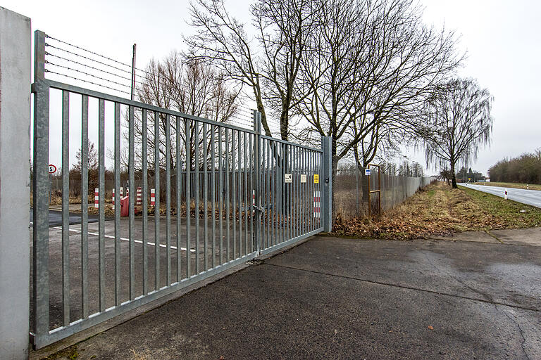 Hinter diesem Tor liegt das Gelände, auf dem die Gemeinde Geldersheim ihren neuen Bauhof errichten will.