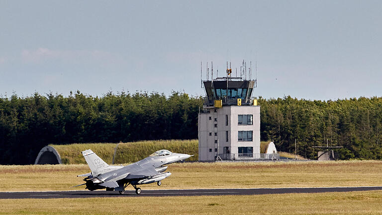 Air Defender.jpg       -  Ein Kampfjet vom Typ F16 aus den USA landet auf dem Fliegerhorst im schleswig-holsteinischen Jagel. Insgesamt sieben Maschinen trafen am Samstag auf dem Flugfeld des Taktischen Luftwaffengeschwader 51 «Immelmann» ein.