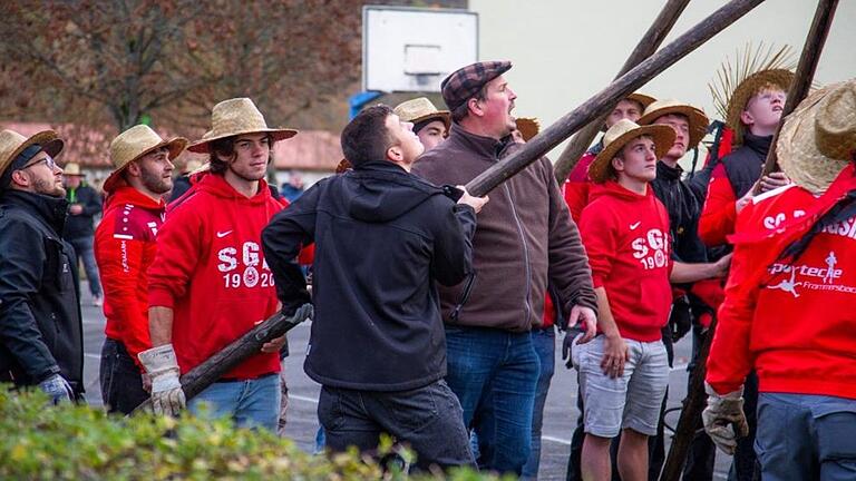 Auch Burgsinns Bürgermeister Robert Herold (Mitte, mit Mütze) engagiert sich seit Jahren für die traditionelle Kirb-Feier und die Aufstellung des Kirbbaums. Auch Burgsinns Bürgermeister Robert Herold (Mitte, mit Mütze) engagiert sich seit Jahren für die traditionelle Kirb-Feier und die Aufstellung des Kirbbaums.