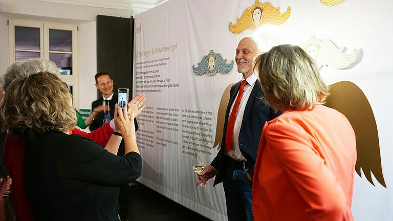 Im Zuge eines Rundgangs nutzten die Gäste der Eröffnungsveranstaltung gleich zu Beginn den Selfie-Point, der eine Leihgabe des 'Museums für Franken' ist. Im Zuge eines Rundgangs nutzten die Gäste der Eröffnungsveranstaltung gleich zu Beginn den Selfie-Point, der eine Leihgabe des 'Museums für Franken' ist.