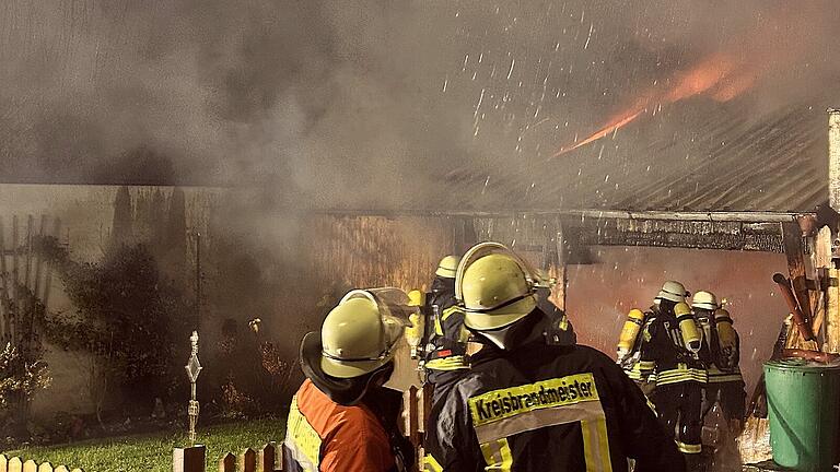 Brand in Großbardof       -  Insgesamt waren mehr als 100 Feuerwehrleute im Einsatz. Sie konnten ein Übergreifen auf direkt angrenzende Wohngebäude verhindern.