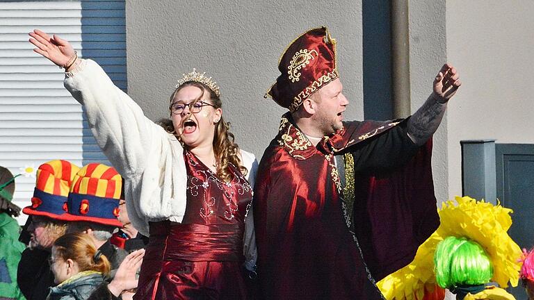 Natürlich mit dabei in Trappstadt der Prinzenwagen mit Yvonne und René I. Natürlich mit dabei in Trappstadt der Prinzenwagen mit Yvonne und René I.