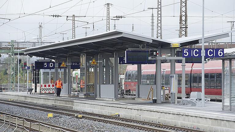 Der Bahnsteig zu den Gleisen 5 und 6 geht in Betrieb.