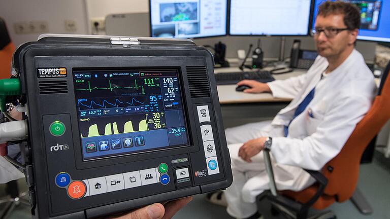 Ein Notfallmediziner stellt das wesentliche Equipment für die Telemedizin vor. In ländlichen Regionen ist die medizinische Versorgung mitunter schwierig. Eine Lösung des Problems bietet vielleicht die Telemedizin, eine der Möglichkeiten, die eine 'Smart City' leisten kann.