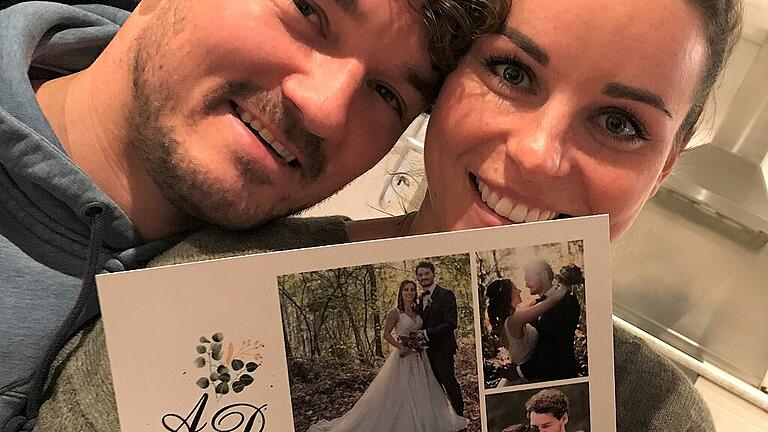 Dominic und Anna sind froh, dass sie sich getraut haben - und inzwischen alle Danksagungskarten unter die Gäste gebracht sind.