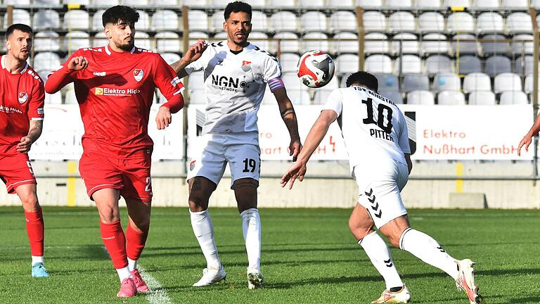Gleich steht es 1:0 für den TSV Aubstadt: Timo Pitter (rechts) setzt zum Kopfball an. Ali Bey Yilmaz (links) und Michael Dellinger sehen interessiert zu. Gleich steht es 1:0 für den TSV Aubstadt: Timo Pitter (rechts) setzt zum Kopfball an. Ali Bey Yilmaz (links) und Michael Dellinger sehen interessiert zu.