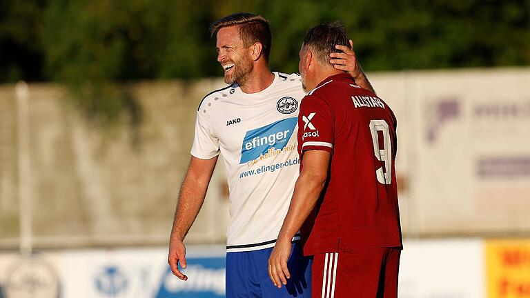 Gute Stimmung auf dem Platz: Hier herzen sich&nbsp; Christan Betzel (links) und Stephan Giesbert.
