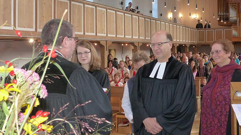 Dekan Uwe Rasp führte Carina und Udo Sehmisch in ihre neuen Ämter ein, assistiert unter anderem von Schulreferentin Michaela Barth (von links). Dekan Uwe Rasp führte Carina und Udo Sehmisch in ihre neuen Ämter ein, assistiert unter anderem von Schulreferentin Michaela Barth (von links).