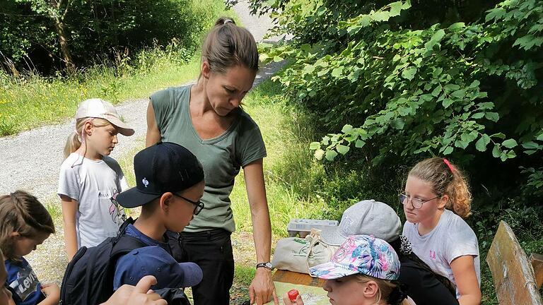 Kathi Cavallo erklärte den Kindern, wie eine Wanderkarte zu lesen ist und wir sie sich an den Wegezeichen orientieren können. Kathi Cavallo erklärte den Kindern, wie eine Wanderkarte zu lesen ist und wir sie sich an den Wegezeichen orientieren können.