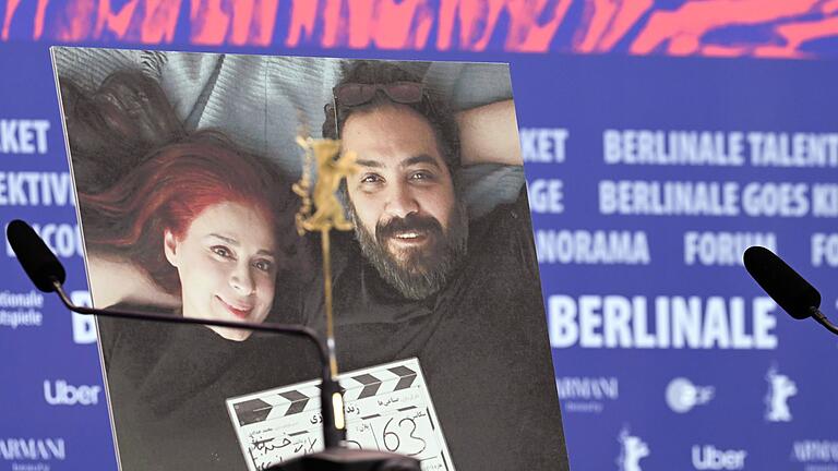 Regie-Duo Moghaddam und Sanaeeha - Während der Berlinale 2024 stand ein Foto der beiden Regisseure Maryam Moghaddam (links) und Behtash Sanaeeha bei der Pressekonferenz zum Film „Keyke mahboobe man” (englischer Titel: „My Favourite Cake”) neben den leer gebliebenen Plätzen auf dem Podium. Regie-Duo Moghaddam und Sanaeeha - Während der Berlinale 2024 stand ein Foto der beiden Regisseure Maryam Moghaddam (links) und Behtash Sanaeeha bei der Pressekonferenz zum Film „Keyke mahboobe man” (englischer Titel: „My Favourite Cake”) neben den leer gebliebenen Plätzen auf dem Podium.