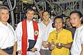 Arbeitsplatz Singapur: Seemannspfarrer Christian Schmidt mit asiatischen Matrosen und dem Schiffskapitän.