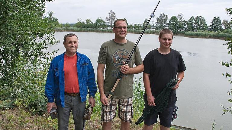 Königstitel für Dominik Wegner - (-ein) Beim traditionellen vereinsinternen Königsangeln war die Beteiligung gut. Bei schwülwarmen Wetter fanden sich zahlreiche Mitglieder der Anglergemeinschaft Röthlein am Königsmarktsee ein, um ihren Besten zu ermitteln. Dominik Wegner (Mitte) gelang es, sich mit einem Karpfen zum wiederholten Mal den Titel des Fischerkönigs der Anglergemeinschaft Röthlein zu sichern. Den zweiten Platz belegte Rudi Zarezki und auch die Jugend war mit Marko Hüllmandel (rechts), der den dritten Platz belegte, gut vertreten. Alle Fische wurden sofort verwertet und das sonntägliche Mittagessen war somit gesichert. Königstitel für Dominik Wegner - (-ein) Beim traditionellen vereinsinternen Königsangeln war die Beteiligung gut. Bei schwülwarmen Wetter fanden sich zahlreiche Mitglieder der Anglergemeinschaft Röthlein am Königsmarktsee ein, um ihren Besten zu ermitteln. Dominik Wegner (Mitte) gelang es, sich mit einem Karpfen zum wiederholten Mal den Titel des Fischerkönigs der Anglergemeinschaft Röthlein zu sichern. Den zweiten Platz belegte Rudi Zarezki und auch die Jugend war mit Marko Hüllmandel (rechts), der den dritten Platz belegte, gut vertreten. Alle Fische wurden sofort verwertet und das sonntägliche Mittagessen war somit gesichert.