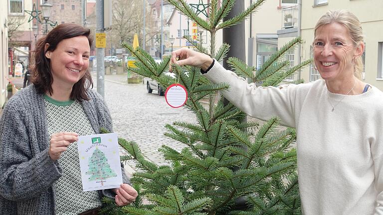 Julia Kiefer (links), die Geschäftsführerin des Festspielvereins Gemünden, und Büroleiterin Bianca Ditterich mit dem Wunschbaum. Julia Kiefer (links), die Geschäftsführerin des Festspielvereins Gemünden, und Büroleiterin Bianca Ditterich mit dem Wunschbaum.