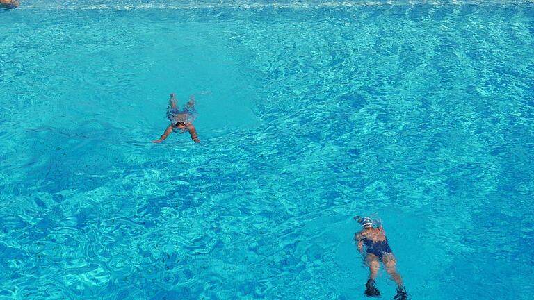 Damit es in den Schwimmbecken nicht zu großen Andrang gibt, ist auch dort die Besucherzahl reglementiert. Vor allem die sportlichen Schwimmer freut das, weil sie jetzt mehr Platz haben als sonst. Foto: Heike Beudert - Damit es in den Schwimmbecken nicht zu großen Andrang gibt, ist auch dort die Besucherzahl reglementiert. Vor allem die sportlichen Schwimmer freut das, weil sie jetzt mehr Platz haben als sonst. Foto: Heike Beudert Damit es in den Schwimmbecken nicht zu großen Andrang gibt, ist auch dort die Besucherzahl reglementiert. Vor allem die sportlichen Schwimmer freut das, weil sie jetzt mehr Platz haben als sonst. Foto: Heike Beudert - Damit es in den Schwimmbecken nicht zu großen Andrang gibt, ist auch dort die Besucherzahl reglementiert. Vor allem die sportlichen Schwimmer freut das, weil sie jetzt mehr Platz haben als sonst. Foto: Heike Beudert