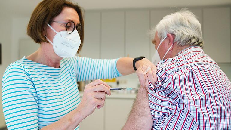 Im oberfränkischen Naila impft Hausärztin Birgitt Lucas einen Patienten gegen Corona. Stadt und Landkreis Hof erproben derzeit in einem Pilotprojekt Impfungen in Hausarztpraxen. Im oberfränkischen Naila impft Hausärztin Birgitt Lucas einen Patienten gegen Corona. Stadt und Landkreis Hof erproben derzeit in einem Pilotprojekt Impfungen in Hausarztpraxen.