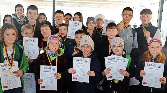 Freude über einen ersten Platz bei der Kreismeisterschaft Schwimmen der Grund- und Mittelschulen in Hammelburg       -  Freude über einen ersten Platz bei der Kreismeisterschaft Schwimmen der Grund- und Mittelschulen in Hammelburg