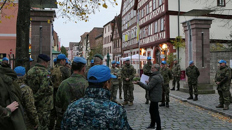 Nach einem kurzen Stadtrundgang erhielten die Lehrgangsteilnehmer im Bürgersaal des historischen Rathauses ihre Zertifikate.