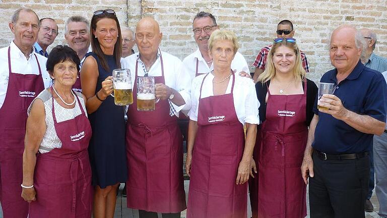 Prost auf die Partnerschaft: Die Bürgermeisterin der italienischen Partnergemeinde Marica Fantuz (5. von links) würdigte das Engagement der Sennfelder Delegation mit (von links in Schürzen) Heinz Schumann, Renate und Helmut Kager, Rolf und Eleonore Schäfer sowie Ramona Pfeiffer. Vorfreude besteht bereits auf 2016, wenn die Feier des 30jährigen Bestehens der Partnerschaft ansteht.