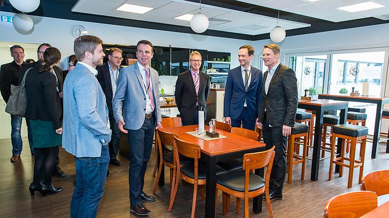 Besuch bei Vintin in Sennfeld. Im Gespräch (vorne, von links): Thomas Wagenhäuser (Geschäftsführer der Gemeinde Sennfeld), Sennfelds Bürgermeister Oliver Schulze, Jürgen Bode, stellvertretender Hauptgeschäftsführer der IHK, Landrat Floran Töpper und Michael Datzer.