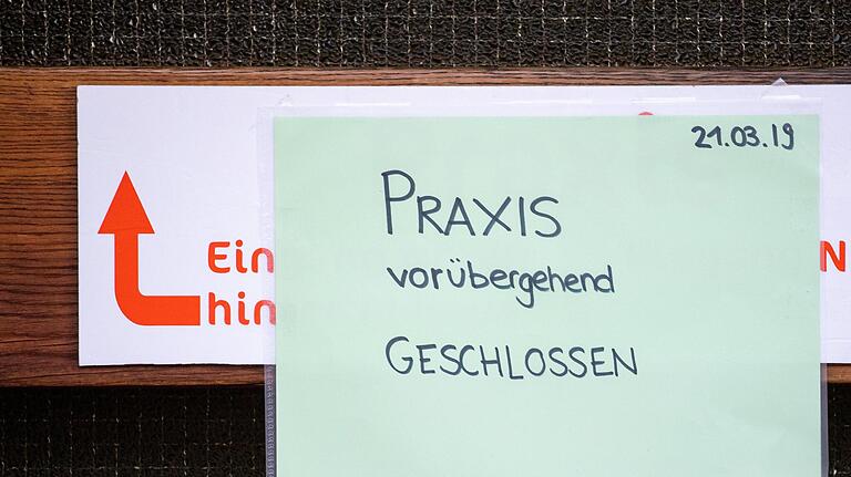 'Praxis vorübergehend geschlossen' stand auf einem Zettel am Eingang zur Praxis des Würzburger Logopäden, nachdem die Polizei ihn festgenommen hatte.