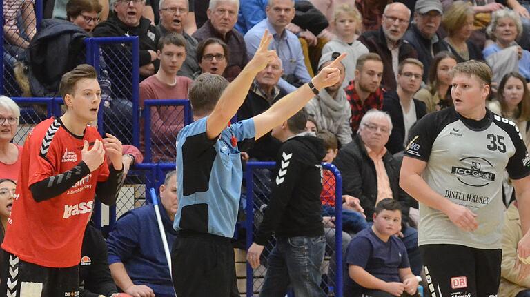 Emotionen vor vollem Haus beim Bayernliga-Derby zwischen dem TSV Lohr und der DJK Waldbüttelbrunn (Endstand 16:23) am 7. Dezember 2019. Der Lohrer Jannik Schmitt (links) und Waldbüttelbrunns Matthias Grünert (rechts) mit überraschtem Blick Richtung Schiedsrichter.