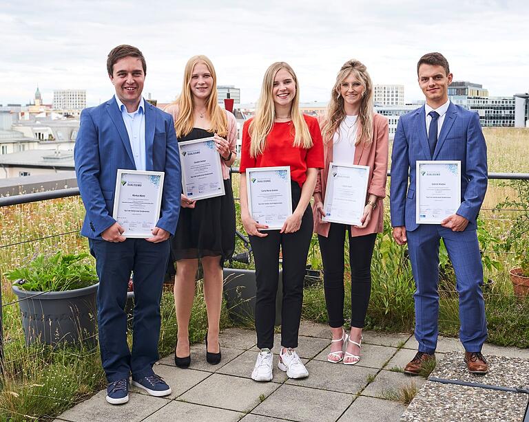 Die ausgezeichneten Absolventinnen und Absolventen Markus Märkl, Carolin Demar, Carla Marie Grimm, Sophie Kant und Gabriel Wiedon (von links).