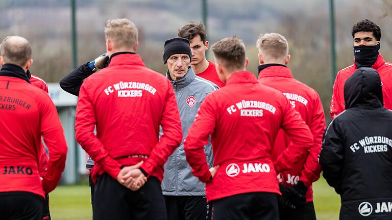 Eine neuer Stil: Kickers-Trainer Ralf Santelli am Donnerstag im Kreis der Spieler des Tabellenletzten.