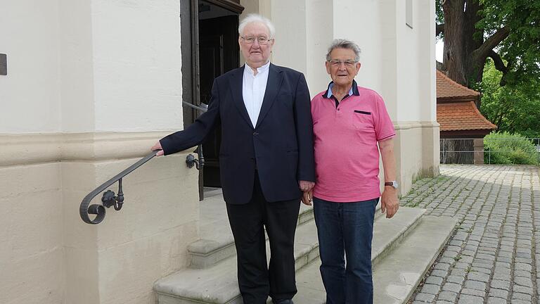 Pfarrer Hans Beetz (links) führte durch die Wallfahrtskirche Maria  Limbach. Dieter Bär dankte ihm dafür im Namen der Teilnehmer.